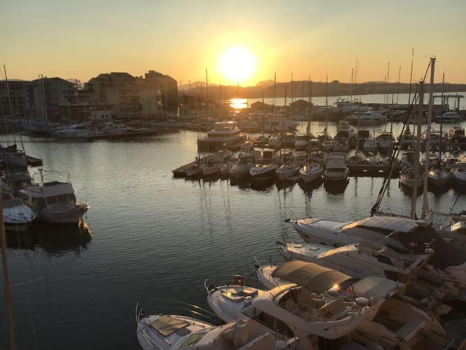 Port Frejus Cap Hermes Vue Mer Et Port Pieds Dans L'Eau Piscine Pkg エクステリア 写真